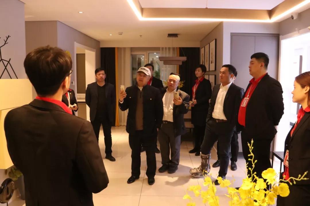 上海多家裝修企業(yè)領(lǐng)導(dǎo)參觀林鳳裝飾集團(tuán) 上海多家裝修企業(yè)領(lǐng)導(dǎo)參觀林鳳裝飾集團(tuán)