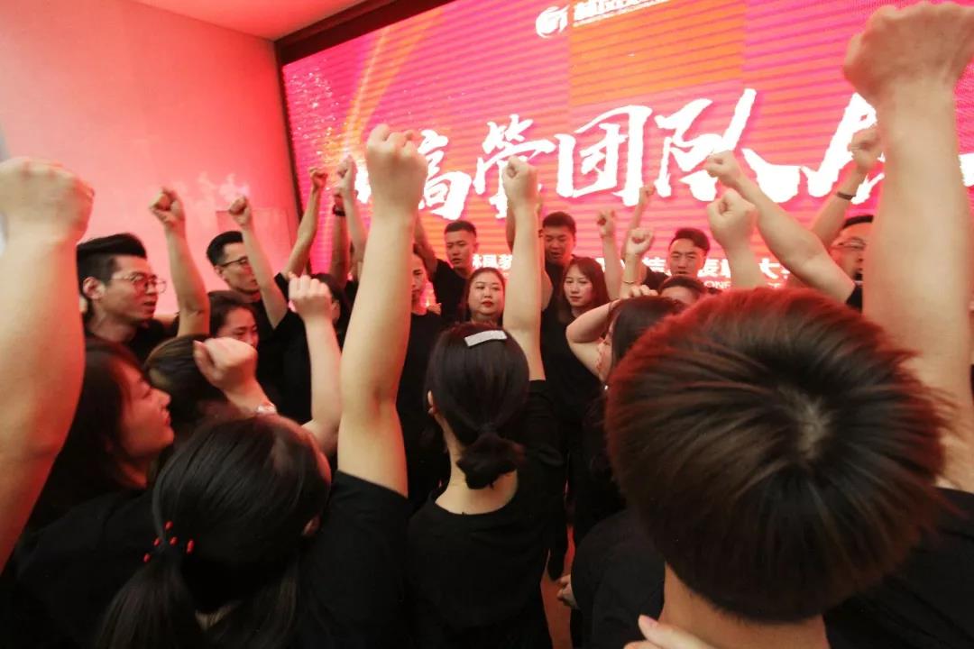 林鳳裝飾三月總結(jié)暨表彰大會(huì) 林鳳裝飾三月總結(jié)暨表彰大會(huì)