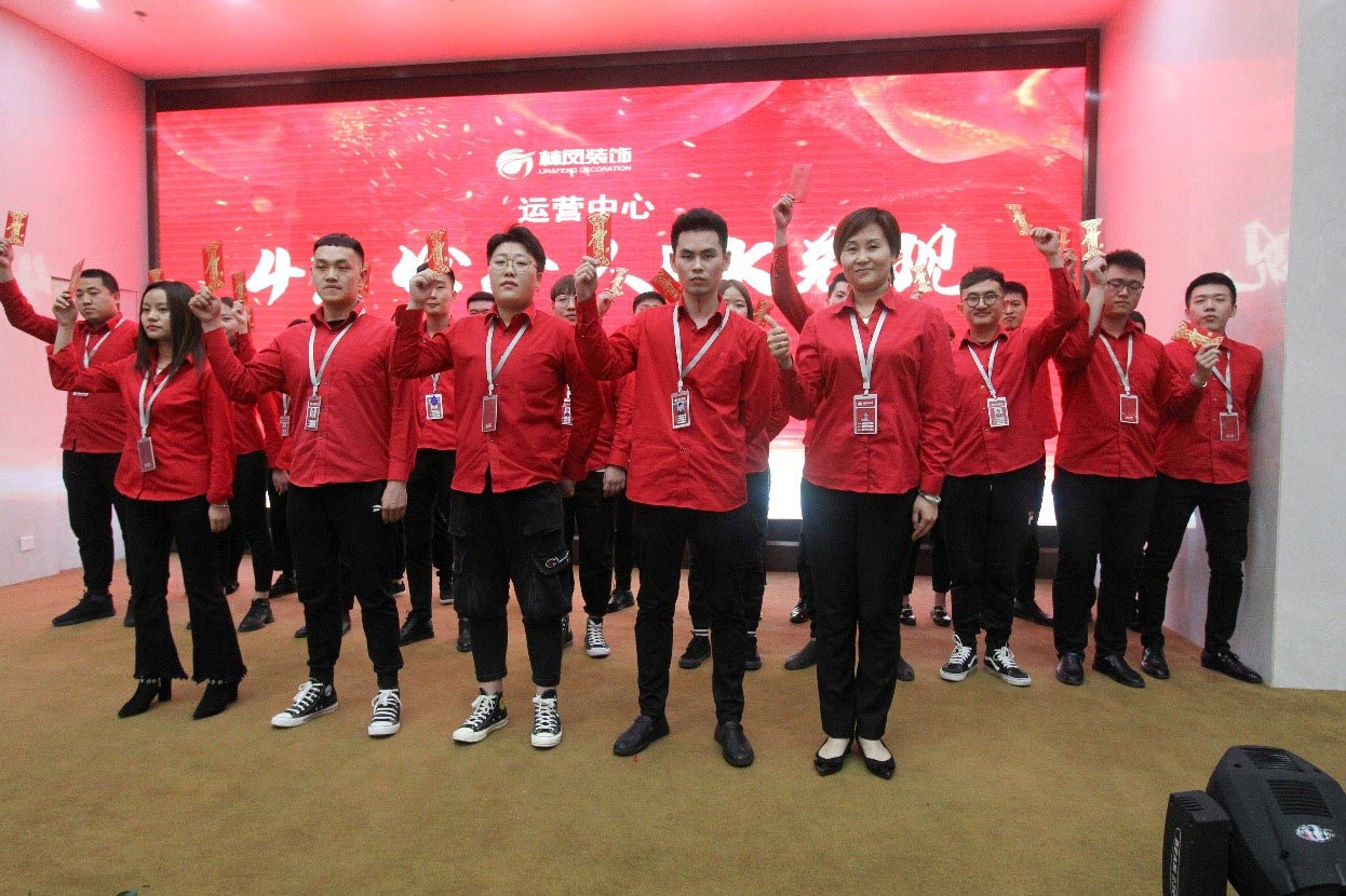 運(yùn)營中心個(gè)人PK贏家光榮上臺(tái)領(lǐng)獎(jiǎng)