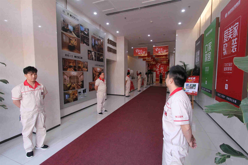 工程中心監(jiān)理團(tuán)隊(duì)列隊(duì)歡迎