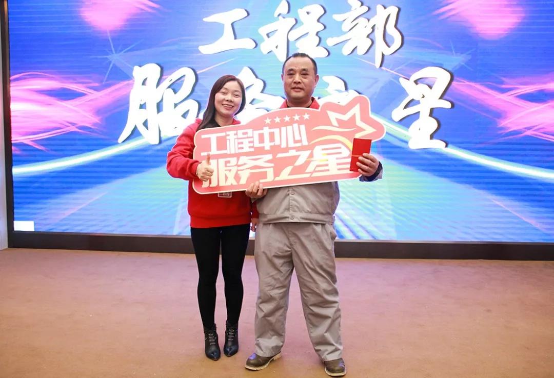 林鳳裝飾勇者心逐夢路11月總結(jié)會服務(wù)之星獎勵(lì)發(fā)放環(huán)節(jié)